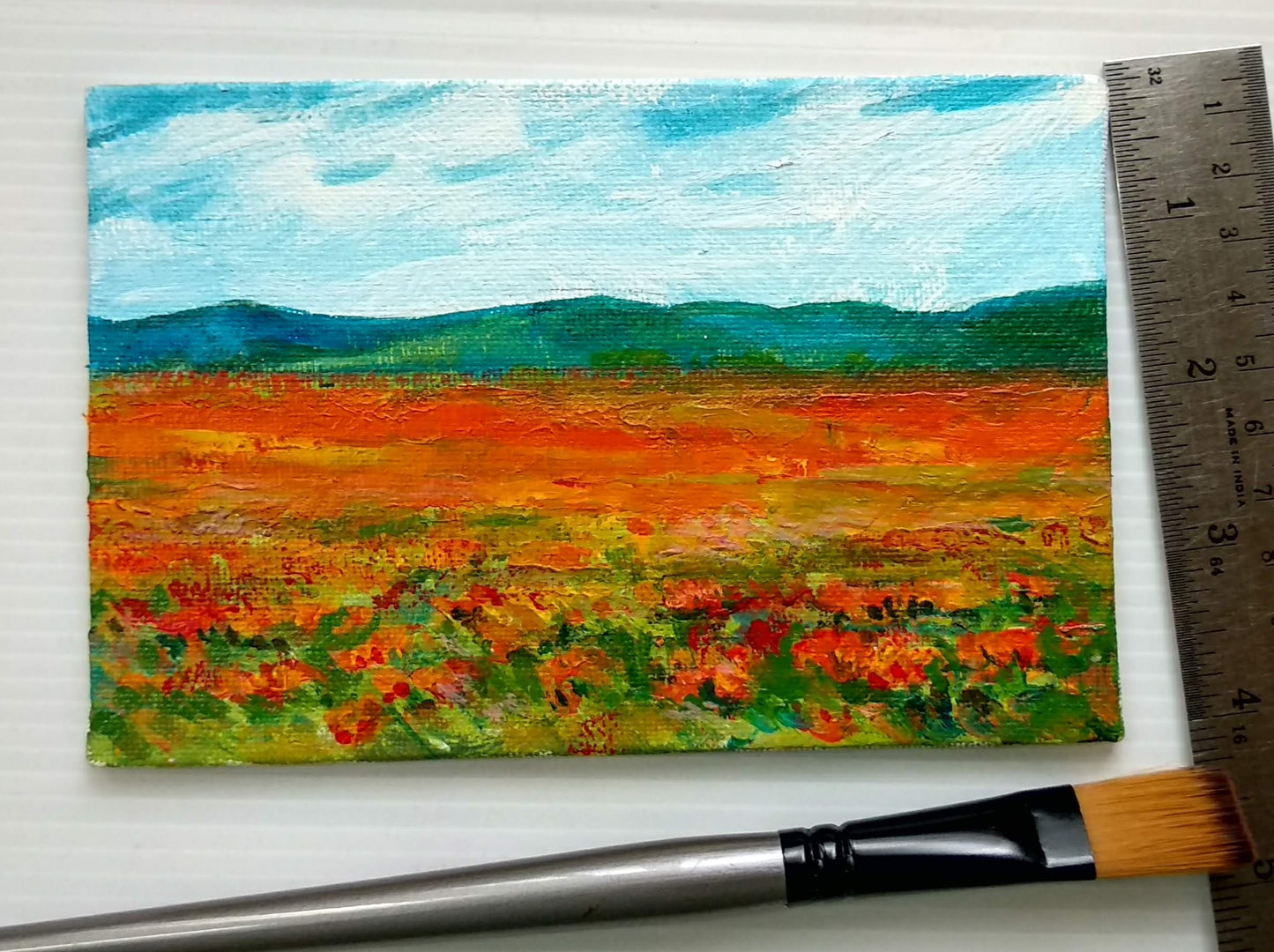Blue Hills et les champs de coquelicots rouges, peinture acrylique miniature, encadrée et prête à offrir
